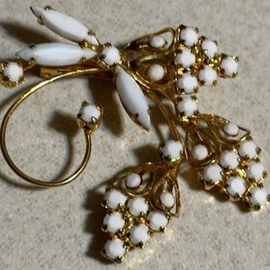 Gold tone faceted milk-glass rhinestone broach (403)